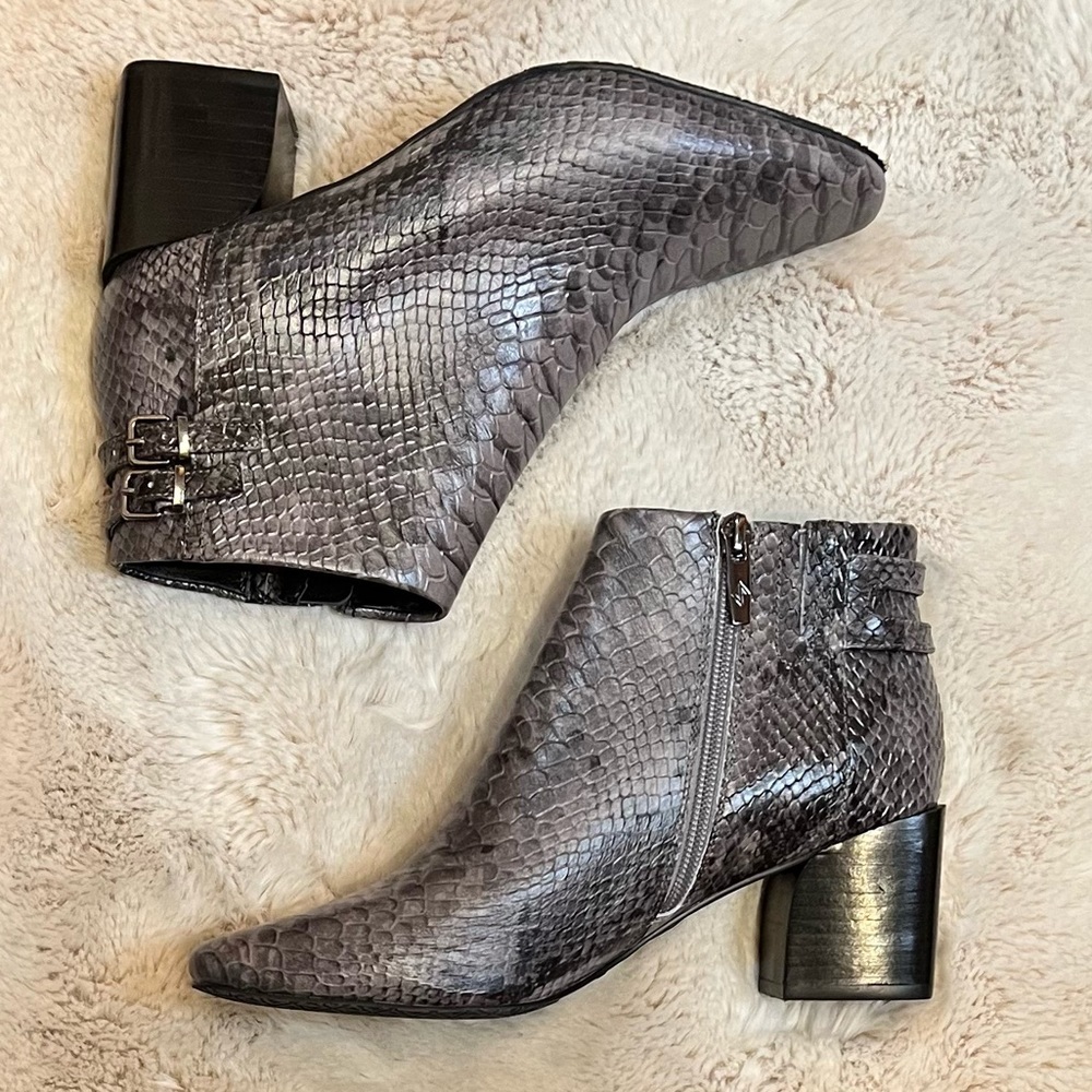 🎩🗝️NWOB $278 Donald J. Pliner Alek Gray Python Print Leather Heel Ankle Boots -7 - Picture 4 of 9